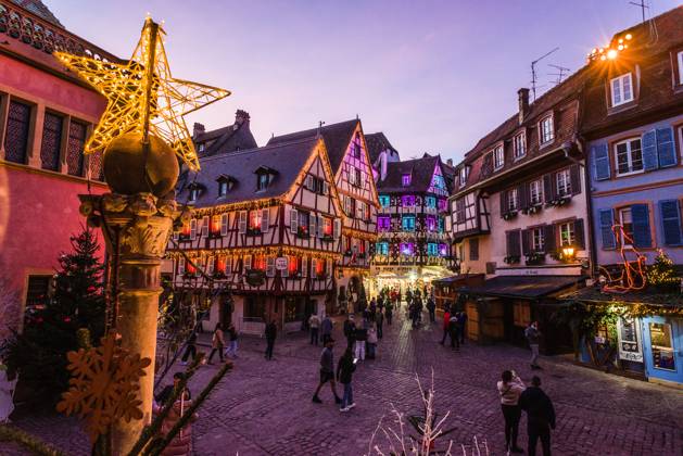 Menschen tummeln sich auf den Strassen in der weihnachtlich geschmückten historischen Altstadt am Neujahrstag. Colmar, Elsass, DÃ partements Haut-Rhin, Frankreich. Neujahr in Colmar