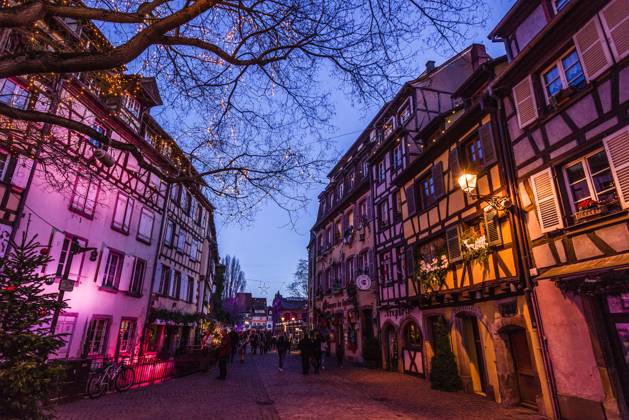 Menschen tummeln sich auf den Strassen in der weihnachtlich geschmückten historischen Altstadt am Neujahrstag. Colmar, Elsass, DÃ partements Haut-Rhin, Frankreich. Neujahr in Colmar
