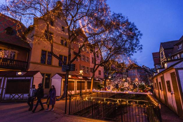 Menschen tummeln sich auf den Strassen in der weihnachtlich geschmückten historischen Altstadt am Neujahrstag. Colmar, Elsass, DÃ partements Haut-Rhin, Frankreich. Neujahr in Colmar