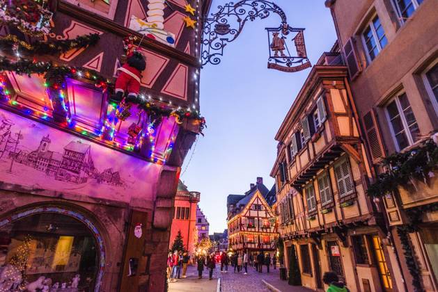 Menschen tummeln sich auf den Strassen in der weihnachtlich geschmückten historischen Altstadt am Neujahrstag. Colmar, Elsass, DÃ partements Haut-Rhin, Frankreich. Neujahr in Colmar