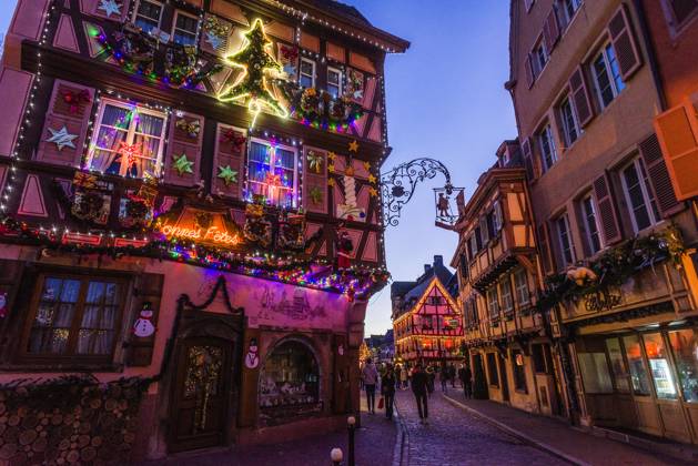Menschen tummeln sich auf den Strassen in der weihnachtlich geschmückten historischen Altstadt am Neujahrstag. Colmar, Elsass, DÃ partements Haut-Rhin, Frankreich. Neujahr in Colmar