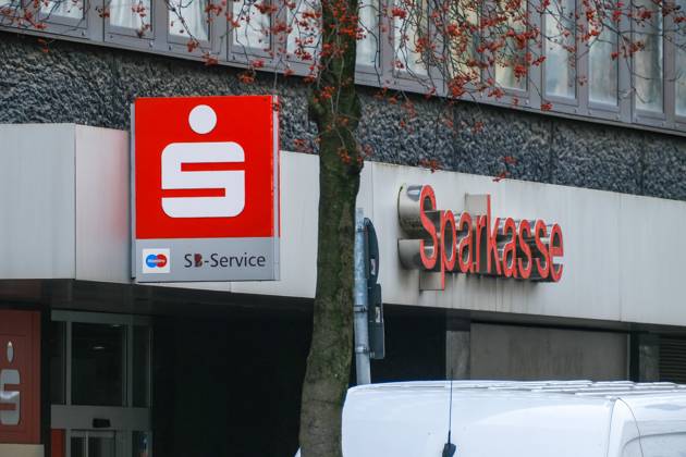 Düsseldorf 06.01.2023 Stadtsparkasse Sparkasse SB-Service Maestro Bargeldautomat Düsseldorf Nordrhein-Westfalen Deutschland