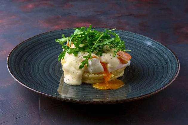  Sandwich with poached egg, smoked salmon and cheese decorated with arugula, Sandwich with poached egg, smoked salmon and cheese decorated with arugula, Sandwich with poached egg, smoked salmon and cheese decorated with arugula, 09.10.2022, Copyright: xBoomeartx Panthermedia32378586.jpg