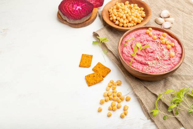 IMAGO Creative, Food, Hummus Hummus with beet and microgreen basil sprouts in wooden bowl on a white wooden background. Side view, copy space., Hummus with beet and microgreen basil sprouts in wooden bowl on a white wooden background and linen textile. Side view, copy space., Hummus with beet and microgreen basil sprouts in wooden bowl on a white wooden background and linen textile. Side view, copy space., 24.10.2022, Copyright: xVladbelx Panthermedia32542554.jpg