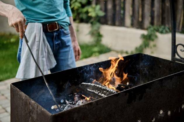  Unrecognisable man stirs the coals in the grill, Unrecognizable man stirs the coals in the grill, Unrecognizable man stirs the coals in the grill model released, Symbolfoto , 06.11.2022, Copyright: xBoomeartx Panthermedia32748005.jpg