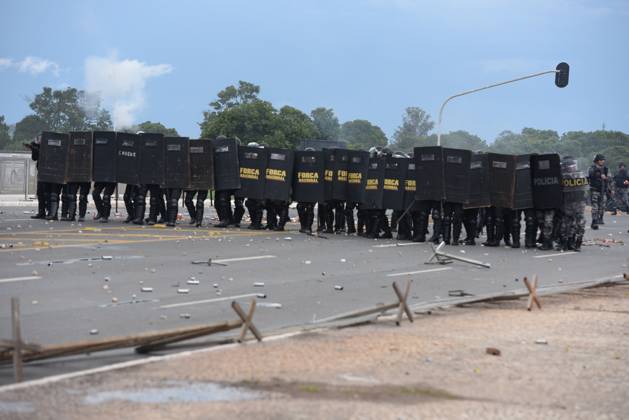 BRASÍLIA, DF - 08.01.2023: TERRORISMO ANTIDEMOCRÁTICO EM BRASÍLIA - this Sunday (8) terrorist Bolsonarists generate chaos in Brasilia in an attempted coup with the invasion of the STF, National Congress and the Planalto Palace. x2317122x  TonxMolina
