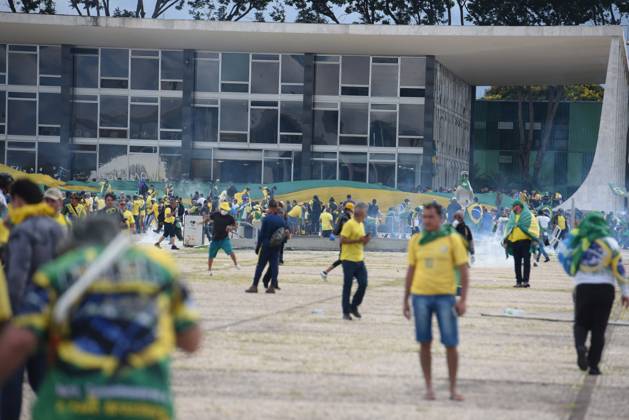 BRASÍLIA, DF - 08.01.2023: TERRORISMO ANTIDEMOCRÁTICO EM BRASÍLIA - Photo, Bolsonaristas in the STF. This Sunday (8) terrorist Bolsonarists generate chaos in Brasilia in an attempted coup with the invasion of the STF, National Congress and the Planalto Palace. x2317123x  TonxMolina
