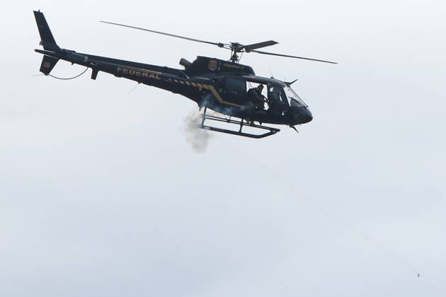 BRASÍLIA, DF - 08.01.2023: TERRORISMO ANTIDEMOCRÁTICO EM BRASÍLIA - Photo, Federal Police helicopter firing. This Sunday (8) terrorist Bolsonarists generate chaos in Brasilia in an attempted coup with the invasion of the STF, National Congress and the Planalto Palace. x2317287x  TonxMolina