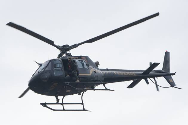 BRASÍLIA, DF - 08.01.2023: TERRORISMO ANTIDEMOCRÁTICO EM BRASÍLIA - Photo, Federal Police helicopter firing. This Sunday (8) terrorist Bolsonarists generate chaos in Brasilia in an attempted coup with the invasion of the STF, National Congress and the Planalto Palace. x2317289x  TonxMolina