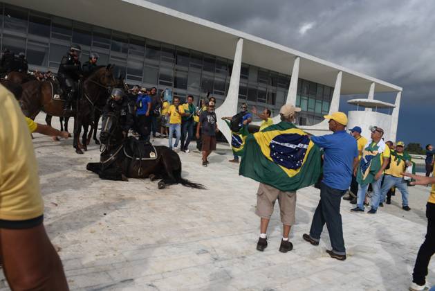 BRASÍLIA, DF - 08.01.2023: TERRORISMO ANTIDEMOCRÁTICO EM BRASÍLIA - Photo, Police Cavalry fallen on the ramp of the Planalto Palace. this Sunday (8) terrorist Bolsonarists generate chaos in Brasilia in an attempted coup with the invasion of the STF, National Congress and the Planalto Palace. x2317292x  TonxMolina