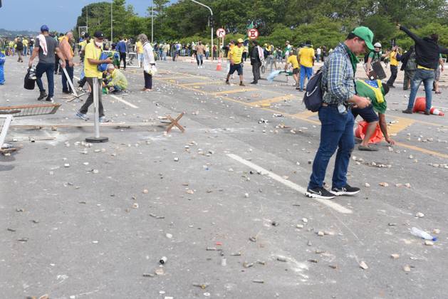 BRASÍLIA, DF - 08.01.2023: TERRORISMO ANTIDEMOCRÁTICO EM BRASÍLIA - Photo, Bolsonarist terrorists gathering stones. This Sunday (8) terrorist Bolsonarists generate chaos in Brasilia in an attempted coup with the invasion of the STF, National Congress and the Planalto Palace. x2317295x  TonxMolina