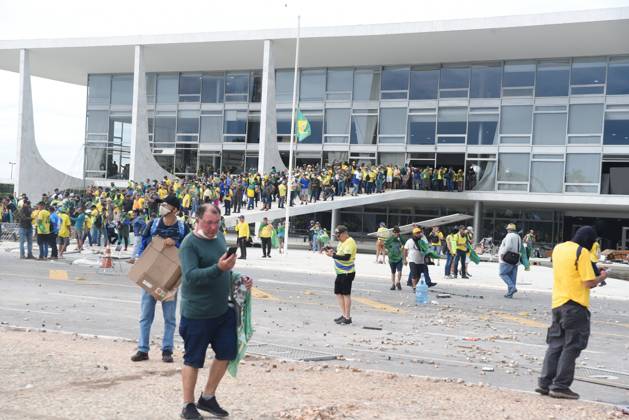 BRASÍLIA, DF - 08.01.2023: TERRORISMO ANTIDEMOCRÁTICO EM BRASÍLIA - Photo, Bolsonaristas at the Planalto Palace. This Sunday (8) terrorist Bolsonarists generate chaos in Brasilia in an attempted coup with the invasion of the STF, National Congress and the Planalto Palace. x2317300x  TonxMolina