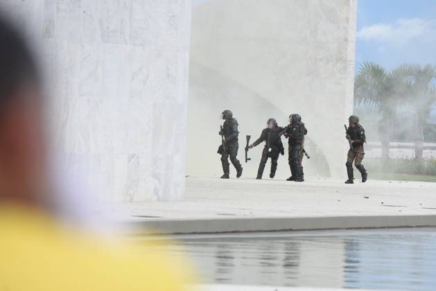 BRASÍLIA, DF - 08.01.2023: TERRORISMO ANTIDEMOCRÁTICO EM BRASÍLIA - Photo, National Force entering the palace on the plateau. This Sunday (8) terrorist Bolsonarists generate chaos in Brasilia in an attempted coup with the invasion of the STF, National Congress and the Planalto Palace. x2317304x  TonxMolina