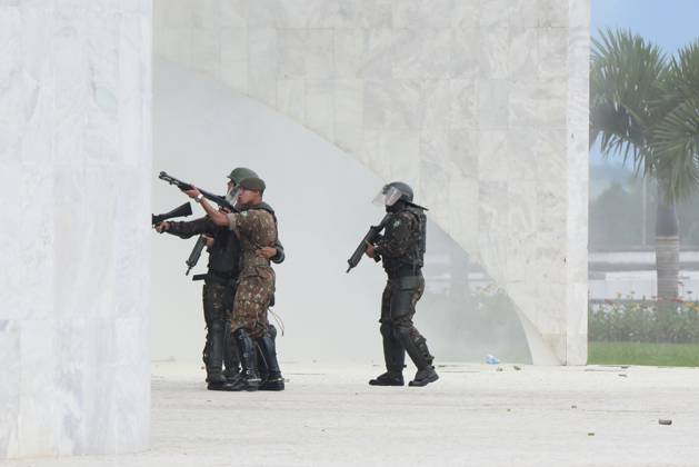 BRASÍLIA, DF - 08.01.2023: TERRORISMO ANTIDEMOCRÁTICO EM BRASÍLIA - Photo, National Force entering the palace on the plateau. This Sunday (8) terrorist Bolsonarists generate chaos in Brasilia in an attempted coup with the invasion of the STF, National Congress and the Planalto Palace. x2317305x  TonxMolina