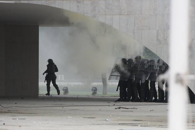 BRASÍLIA, DF - 08.01.2023: TERRORISMO ANTIDEMOCRÁTICO EM BRASÍLIA - Photo, National Force entering the palace on the plateau. This Sunday (8) terrorist Bolsonarists generate chaos in Brasilia in an attempted coup with the invasion of the STF, National Congress and the Planalto Palace. x2317306x  TonxMolina