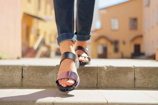  Female legs in sandals descending the stairs, Female legs in sandals descending the stairs in the city, Female legs in sandals descending the stairs in the city model released, Symbolfoto , 16.11.2022, Copyright: xBoomeartx Panthermedia32918738.jpg