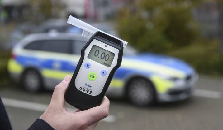 Alkohol im Strassenverkehr <p>Eine Hand hält am Mittwoch, 06. November 2019, ein Atemalkoholtestgerät in Kleve. Am Wochenende hat die Polizei in Kleve mehrere Autofahrer gestoppt, die Alkohol im Blut hatten. Foto : Markus Weissenfels FUNKE Funke Foto Services< p> Politik Deutschland NRW Kleve Copyright: MarkusxWeissenfels NUR FÜR REDAKTIONELLE ZWECKE