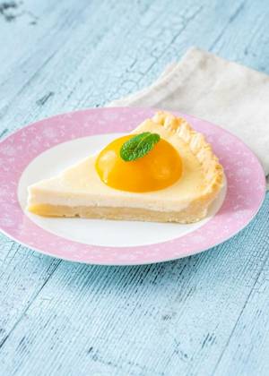  Peach tart with mascarpone cream, Tart with mascarpone cheese cream and peach halves, Tart with mascarpone cheese cream and peach halves, 22.11.2022, Copyright: xAlex9500x Panthermedia33024309.jpg