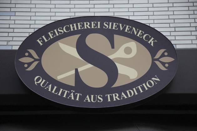 Die Metzgerei Sieveneck wurde vom Feinschmecker ausgezeichnet und gehört zu Deutschlands besten Betrieben <p>Die Metzgerei Sieveneck, fotografiert am Montag, 09. Januar 2023, wurde vom Feinschmecker ausgezeichnet und gehört zu Deutschlands besten Betrieben. Christoph Sieveneck führt das Familienunternehmen. Deutschland NRW Duisburg Copyright: ThomasxGödde NUR FÜR REDAKTIONELLE ZWECKE