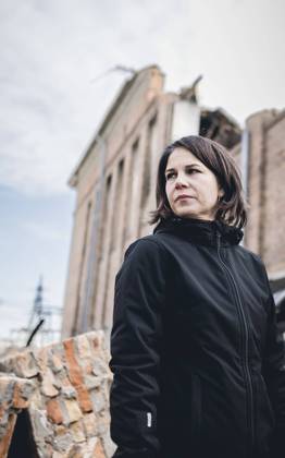 Ukraine-Krieg, Jahrestag der Invasion, Persönlichkeiten besuchen die Ukraine, Archivbilder Bundesaussenministerin Annalena Baerbock (Buendnis 90 Die Gruenen) besucht eine zerstoerte Heizkesselanlage in Charkiw. Charkiw, 10.01.2023. Charkiw Ukraine Copyright: xXanderxHeinlx