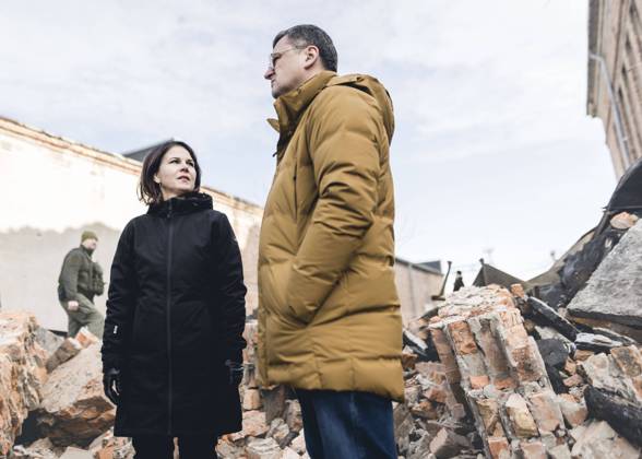 Ukraine-Krieg, Jahrestag der Invasion, Chronologie der Ereignisse, Archivbilder News Bilder des Tages Bundesaussenministerin Annalena Baerbock (Buendnis 90 Die Gruenen) und der Aussenminister der Ukraine, Dmytro Kuleba, besuchen eine zerstoerte Heizkesselanlage in Charkiw. Charkiw, 10.01.2023. Charkiw Ukraine Copyright: xXanderxHeinlx