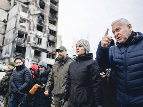 Ukraine-Krieg, Jahrestag der Invasion, Persönlichkeiten besuchen die Ukraine, Archivbilder Bundesaussenministerin Annalena Baerbock (Buendnis 90 Die Gruenen) und der Buergermeister von Charkiw, Ihor Terechow, besuchen eine zerstoerte Wohnsiedlung in Charkiw. Charkiw, 10.01.2023. Charkiw, 10.01.2023. Charkiw Ukraine Copyright: xXanderxHeinlx