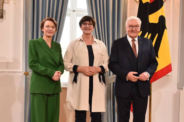 First Lady Elke Büdenbender, SPD Vorsitzende Saskia Esken und Bundespräsident Frank-Walter Steinmeier beim Neujahrsempfang für Repräsentanten des öffentlichen Lebens sowie engagierte Bürgerinnen und Bürger am 10.01.2023 im Schloss Bellevue in Berlin Neujahrsempfang im Schloss Bellvue mit Bundespräsident Frank Walter Steinmeier
