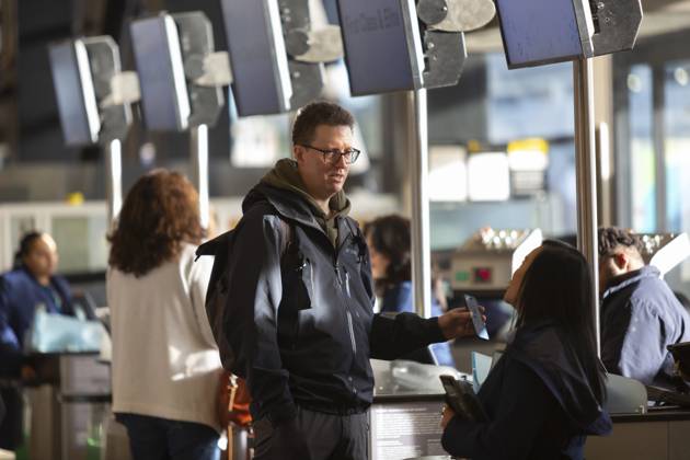 January 10, 2023, SeaTac, Washington, U.S: Alaska Airlines customer service agents assist arriving passengers at Seattle-Tacoma International Airport in SeaTac, Washington on Tuesday, January 10, 2023. SeaTac U.S. - ZUMAg235 20230110_zap_g235_001 Copyright: xPaulxChristianxGordonx