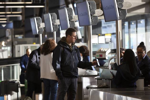 January 10, 2023, SeaTac, Washington, U.S: Alaska Airlines customer service agents assist arriving passengers at Seattle-Tacoma International Airport in SeaTac, Washington on Tuesday, January 10, 2023. SeaTac U.S. - ZUMAg235 20230110_zap_g235_016 Copyright: xPaulxChristianxGordonx