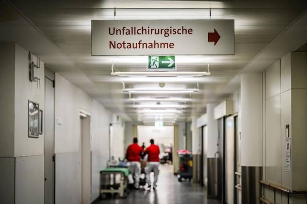 Ein Hinweisschild Unfallchirurgische Notaufnahme hängt in der Unfallchirurgie im Universitätsklinikum Essen Copyright: KerstinxKokoska