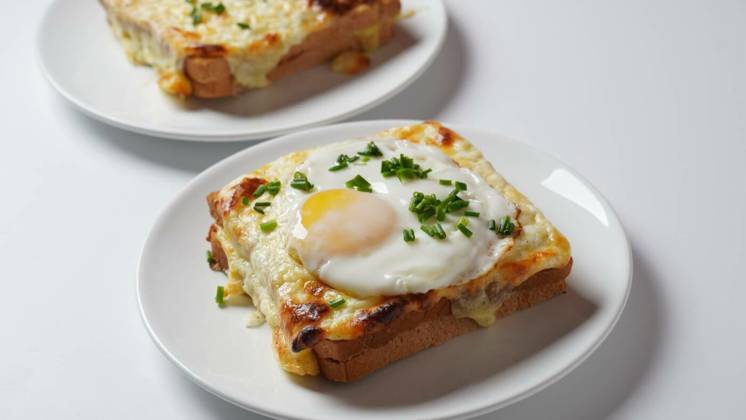  Hot French Traditional Croque madame and croque monsieur sandwiches for breakfast. Melted cheese and a fried egg, Hot French Traditional Croque madame and croque monsieur sandwiches for breakfast. Melted cheese and a fried egg, Hot French Traditional Croque madame and croque monsieur sandwiches for breakfast. Melted cheese and a fried egg, 17.12.2022, Copyright: xNayalyHx Panthermedia33312873.jpg