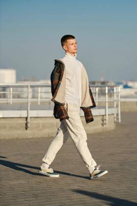  Young man in plaid jacket, white turtleneck and trousers walking on the street, Urban fashion. Young man in loose clothes walking on the street, Urban fashion. Young man in loose clothes walking on the street model released, Symbolfoto property released , 21.12.2022, Copyright: xBoomeartx Panthermedia33346388.jpg