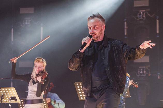 Jan Böhmermann und das Rundfunk-Tanzorchester Ehrenfeld Copyright: RolandxMagunia