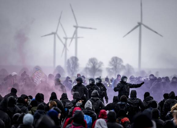 Bilder des Jahres 2023, News 01 Januar News Themen der Woche KW02 News Bilder des Tages KEYENBERG - Climate activists confront the police during a demonstration in solidarity with the occupiers of Lutzerath. The lignite village close to Roermond has been occupied for two years by climate activists who believe that lignite extraction contributes to global warming. ANP REMKO DE WAAL netherlands out - belgium out