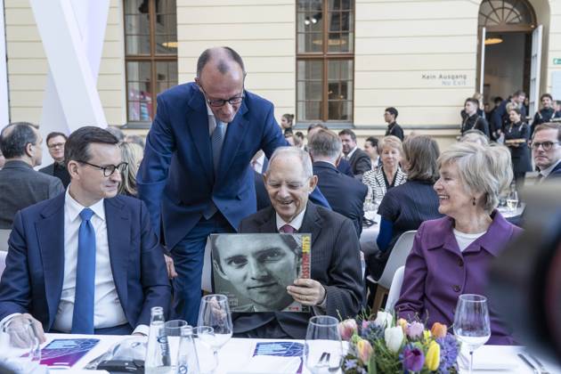 Bilder des Jahres 2023, News 01 Januar News Themen der Woche KW03 Festakt Wolfgang Schäuble 50 Jahre im Deutschen Bundestag - Friedrich Merz übergibt an Wolfgang Schäuble eine gepresste Schallplatte mit einer dessen ersten Bundestagsreden aus den frühen 1970er Jahren mit Mateusz Morawiecki, Ministerpräsident Polen (links) und Friede Springer, Unternehmerin (rechts);Festakt Wolfgang Schäuble 50 Jahre im Deutschen Bundestag - Friedrich Merz übergibt an Wolfgang Schäuble eine gepresste Schallplatte mit einer dessen ersten Bundestagsreden aus den frühen 1970er Jahren mit Mateusz Morawiecki, Ministerpräsiden, Berlin Berlin Deutschland Jüdisches Museum