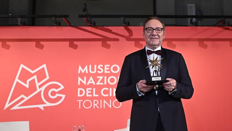 Kevin Spacey erhält den Stella della Mole Award in Turin January 16, 2023, TURIN, Italia: American actor Kevin Spacey receives Turin Cinema Museum s Stella della Mole Award, in Turin, Italy, 16 January 2023. Kevin Spacey, engulfed by the MeToo wave with one case won but others ongoing on gay molestation charges, told ANSA in Turin that he lived each day as it came and had not hidden away in a cave. I live my life each day, I go to the restaurant, I meet people, I drive, I play tennis, I ve always met generous, genuine and compassionate people, said the 63-year-old American Beauty Oscar winner. ANSA ALESSANDRO DI MARCO TURIN Italia - ZUMAa110 20230116_zaf_a110_035 Copyright: xAlessandroxDixMarcox