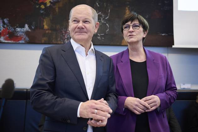 Berlin, Sitzung der SPD Bundestagsfraktion im Bundestag Bundeskanzler Olaf Scholz (SPD) und Saskia Esken (Parteivorsitzende SPD) vor Beginn der Sitzung der SPD Bundestagsfraktion im Deutschen Bundestag am 17.01.2023 in Berlin. Berlin Bundestag Berlin Deutschland