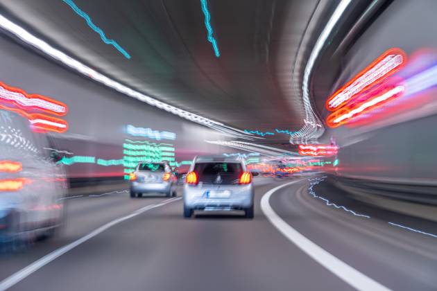 Verkehr auf dem Mittleren Ring, Autos fahren durch einen Tunnel, München, Januar 2023 Deutschland, München, 17. Januar 2023, Verkehr auf dem Mittleren Ring, Autos fahren durch einen Tunnel, mehrspurige Strasse, Lichtspuren durch Langzeitbelichtung, Stadtverkehr, Autos, Symbolfoto Tunnelblick, betrunken Auto fahren, Trunkenheit, Alkohol am Steuer, Drogen am Steuer, Januar 2023, Bayern, bayerisch,