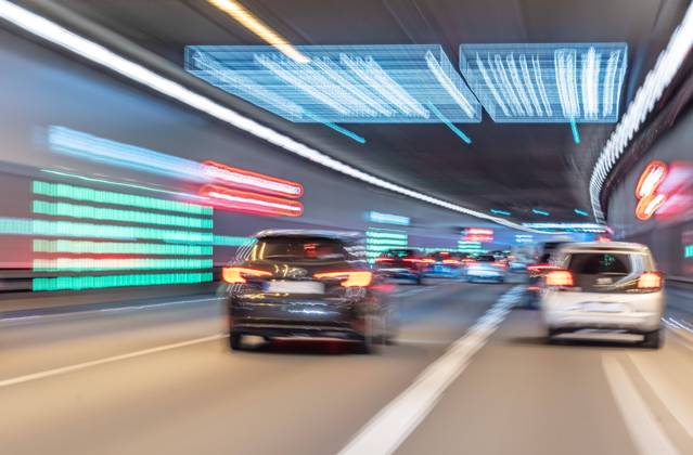 Verkehr auf dem Mittleren Ring, Autos fahren durch einen Tunnel, München, Januar 2023 Deutschland, München, 17. Januar 2023, Verkehr auf dem Mittleren Ring, Autos fahren durch einen Tunnel, mehrspurige Strasse, Lichtspuren durch Langzeitbelichtung, Stadtverkehr, Autos, Symbolfoto Tunnelblick, betrunken Auto fahren, Trunkenheit, Alkohol am Steuer, Drogen am Steuer, Januar 2023, Bayern, bayerisch,