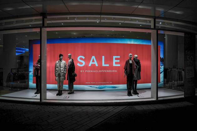 Düsseldorf 18.01.2023 Schadowstrasse Hystreet Einkaufsstrasse Einkaufsstraße Inflation Shoppingmeile Einkaufsmeile Einkaufen Einzelhandel Fussgängerzone Einkaufsbummel Einkaufstaschen Einkaufstraße Einkaufstrasse Inflation Bürgergeld Peek & Cloppenburg P&C PundC Modegeschäft Filiale Düsseldorf Nordrhein-Westfalen Deutschland