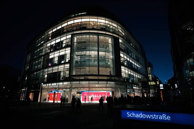 Düsseldorf 18.01.2023 Schadowstrasse Hystreet Einkaufsstrasse Einkaufsstraße Inflation Shoppingmeile Einkaufsmeile Einkaufen Einzelhandel Fussgängerzone Einkaufsbummel Einkaufstaschen Einkaufstraße Einkaufstrasse Inflation Bürgergeld Peek & Cloppenburg P&C PundC Modegeschäft Filiale Düsseldorf Nordrhein-Westfalen Deutschland