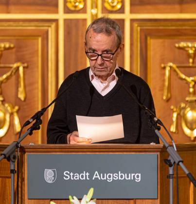 Walther Seinsch, Rede;Walther Seinsch, Rede; Verleihung Marion-Samuel-Preis 2022 der Stiftung Erinnerung an den diesjährigen Preisträger Malte Ludin für den Dokumentarfilm 2 oder 3 Dinge, die ich von ihm weiß. Stifter: Walther Seinsch und Ehefrau Ingrid. Rathaus Augsburg, Goldener Saal. Verleihung Marion-Samuel-Preis 2022 der Stiftung Erinnerung
