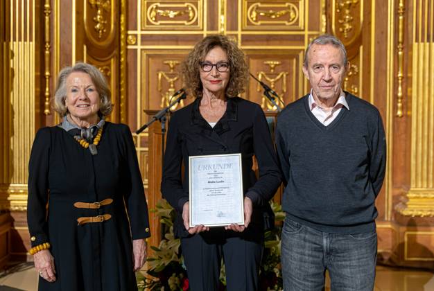 (v.li.) Ingrid Seinsch, Chana Steinwurz (nahm stellvertretend für den erkrankten Preisträger die Urkunde entgegen), Walther Seinsch;Walther Seinsch, Rede; Verleihung Marion-Samuel-Preis 2022 der Stiftung Erinnerung an den diesjährigen Preisträger Malte Ludin für den Dokumentarfilm 2 oder 3 Dinge, die ich von ihm weiß. Stifter: Walther Seinsch und Ehefrau Ingrid. Rathaus Augsburg, Goldener Saal. Verleihung Marion-Samuel-Preis 2022 der Stiftung Erinnerung
