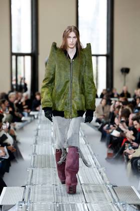 Bilder des Jahres 2023, Entertainment 01 Januar Entertainment Themen der Woche KW03 Entertainment Bilder des Tages (230120) -- PARIS, Jan. 20, 2023 -- A model presents a creation from the Rick Owens Fall Winter 2023-2024 collection during the Men s Fashion Week in Paris, France, on Jan. 19, 2023. (Photo by Xinhua) FRANCE-PARIS-MEN S FASHION WEEK-RICK OWENS PieroxBiasion