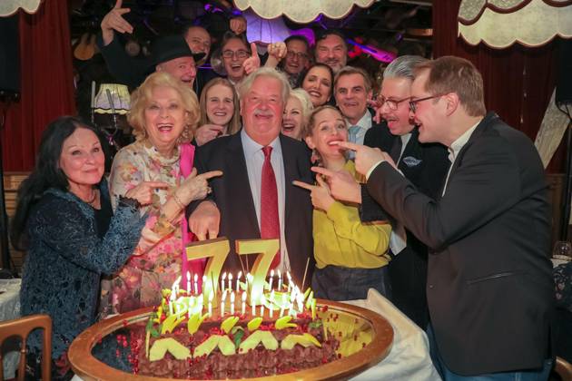 RECORD DATE NOT STATED 19.01.2023, Marchfelderhof Deutsch-Wagram, Künstler-Neujahrsempfang 2022, Auszeichnung Lebenswerk Bühne an Gerhard ERNST! im Bild: Gerhard Ernst, -mit Gratulanten, Künstler-Neujahrsempfang 2022