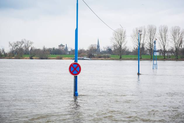 Bilder des Jahres 2023, News 01 Januar News Themen der Woche KW03 News Bilder des Tages Ein Halteverbotsschild im Rhein bei Hochwasser Düsseldorf Nordrhein-Westfalen Deutschland