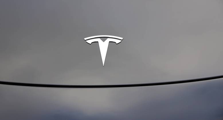 20.01.2023, Deutschland, NRW, Elektroautos, E-Autos, E-Mobilität, TESLA Logo auf einem Auto, dunkler Lack NRW Deutschland Copyright: xD.xKerlekin SnowfieldxPhotographyx SF200123TeslaD4