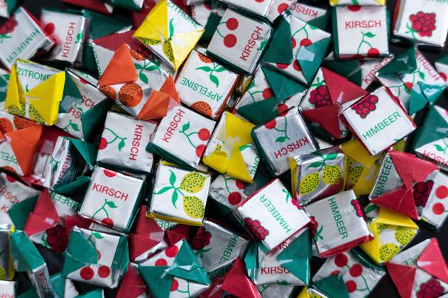 IMAGO Creative, Gesellschaft, Fasching Böhme Fruchtkaramellen liegen auf einem Tisch. Rottweil Baden-Württemberg Deutschland