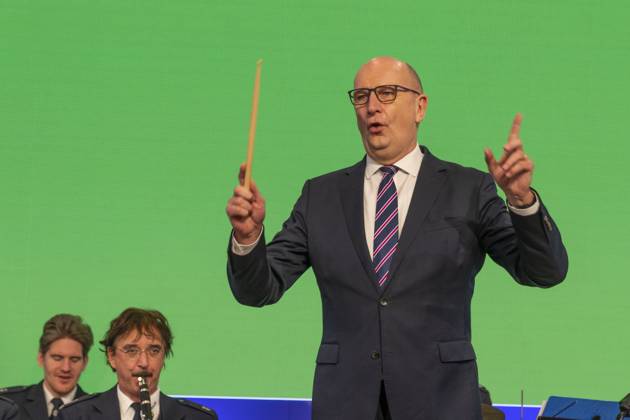 News Bilder des Tages Der Brandenburger Ministerpräsidenten Dietmar Woidke dirigiert das Brandenburger Polizeiorchester mit der Brandenburghymne Märkische Heide, märkischer Sand am Brandenburgtag in der Brandenburg-Halle auf der 87. Internationalen Grünen Woche auf dem Messegelände in Berlin-Charlottenburg. Die Internationale Grüne Woche ist die weltgrößte Messe für Ernährung, Landwirtschaft und Gartenbau.