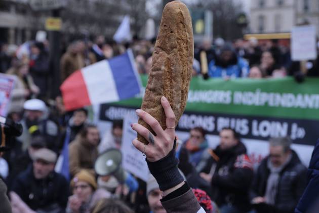 Bilder des Jahres 2023, News 01 Januar News Themen der Woche KW04 News Bilder des Tages January 23, 2023, Paris, Ile de France, FRANCE: A woman holds a bread in the air during a protest against high energy prices. Bakers from all over France descend on the streets of Paris to protest against high gas and energy bills. Some have seen their energy bill double of triple recently and demand the French government for more financial help. French president Emmanuel Macron has described the French baguette as 250 grams of magic and pure perfection and the humble breadstick is now part of UnescoÃ¢â‚¬â ¢s Representative List of the Intangible Cultural Heritage of Humanity. Thirty-three thousand bakeries operate in France to supply the population with 10 billion baguettes annually. Paris FRANCE - ZUMAh172 20230123_zip_h172_006 Copyright: xRemonxHaazenx